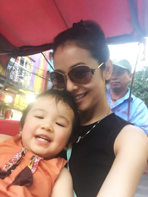Hoa hậu Jennifer Phạm rạng rỡ selfie cùng công chúa nhỏ trong 'lần đầu tiên mẹ và em đi xích lô quanh phố cổ Hà Nội'.